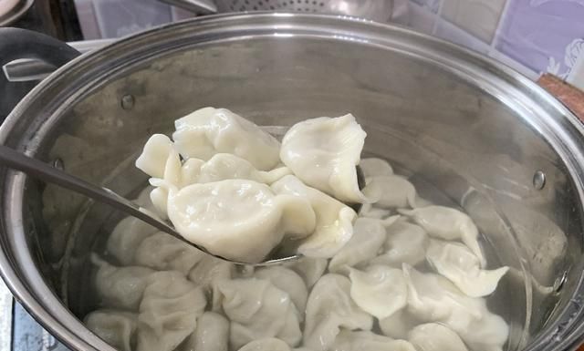  厨师|煮饺子时，最忌开水直接下锅，厨师：记住2个技巧，鲜嫩不破皮