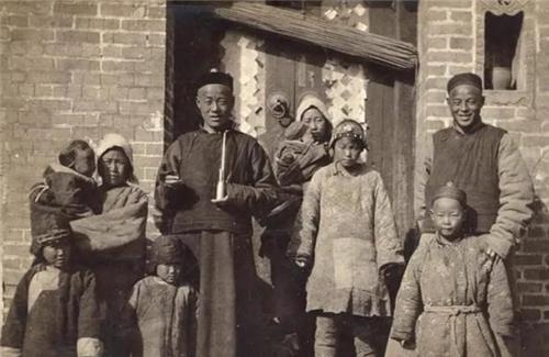 老照片|晚清百姓生活老照片,地主小老婆确实漂亮,抽鸦片的女子打扮时髦