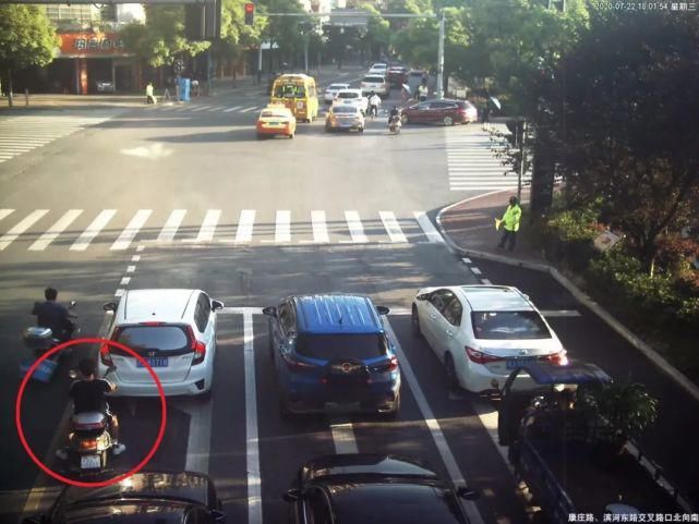  八一路交叉口|摩托车、电动车不按道行驶大曝光！丨创建曝光台
