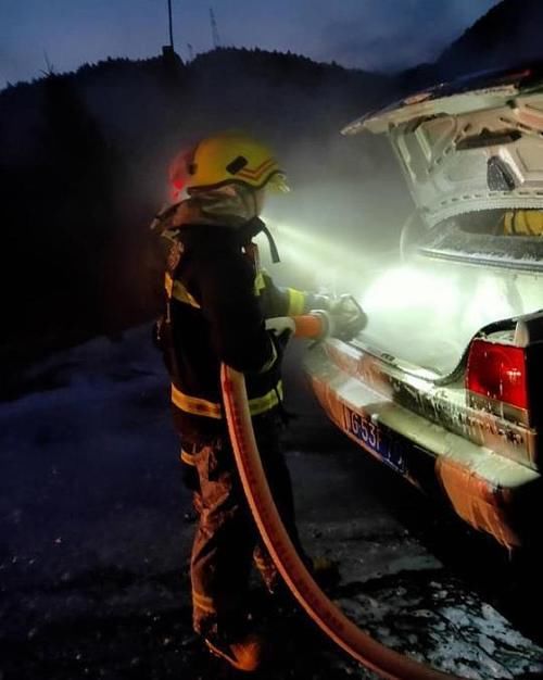  无人|白山一捷达车起火燃烧，消防火速救援，所幸车内无人被困