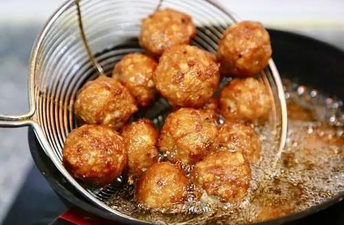 好吃|1斤猪肉,1节莲藕,教你正宗炸莲藕丸子的做法,又香又酥脆,好吃