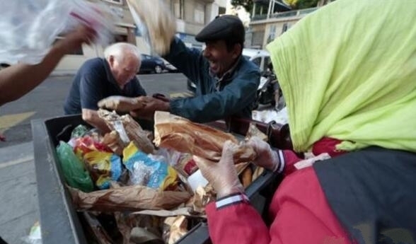 老人|这位老人每月退休金2万，却捡垃圾为生，得知背后原因，沉默！