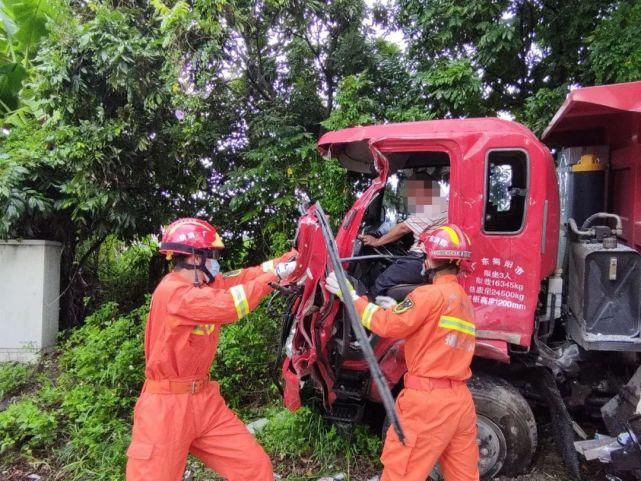  车祸|【今早车祸】两辆货车相撞，两司机被困驾驶室中…