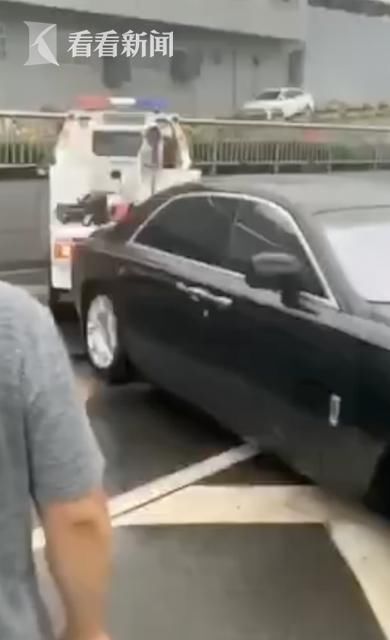  突降|突降暴雨！劳斯莱斯积水中“趴窝” 多位市民出手了...