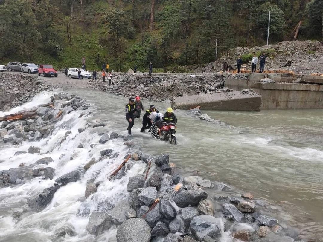 便道|扎墨公路K33便道再次被淹 过往车辆受阻