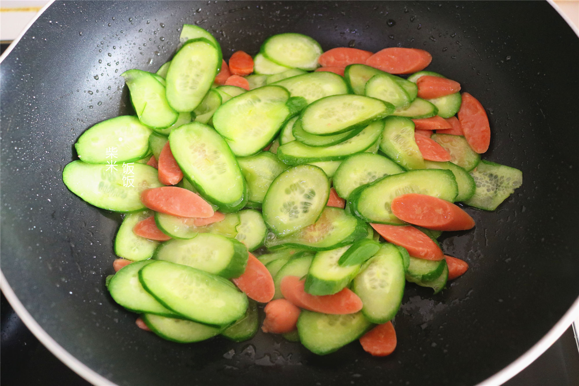  鸡蛋|娘俩的懒人午餐，饭菜一锅出，每人一碗，网友：真省事