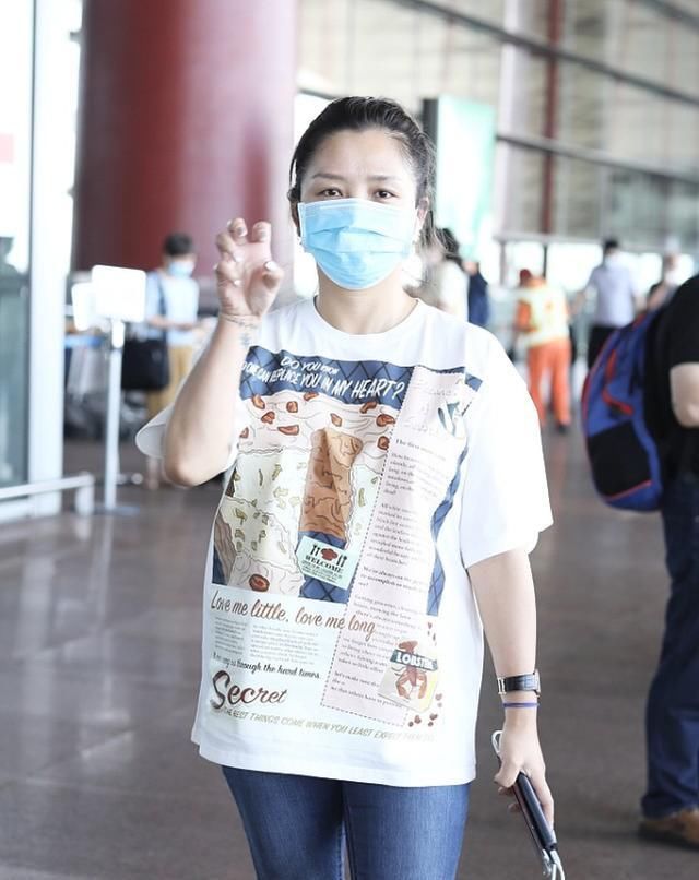 样就能让|何洁现在过的真自由,穿“儿童衫”出门太随便,身材也发福不少