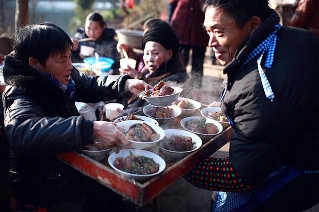 李奶奶|酒席上，奶奶端起一整盘肉给孙子，同桌人提醒反被怼：我也花钱了