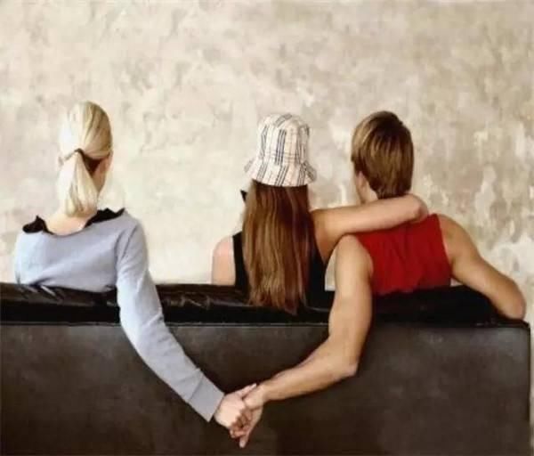  砸死|丈夫当场捉奸，情绪失控举锤砸死男子，你如何看待？