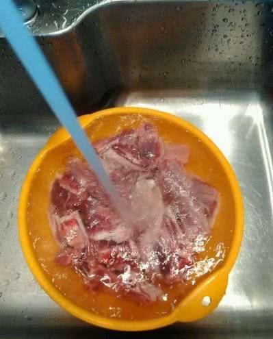 白无|手把手教你“炖羊肉”最简单的办法，牢记2样食材，鲜奶白无膻味