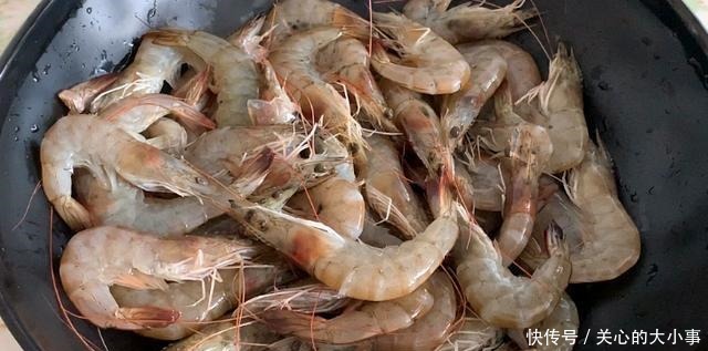 水煮虾|煮大虾时,加水煮就大错特错了,这样做,虾肉鲜嫩又好吃,太香了