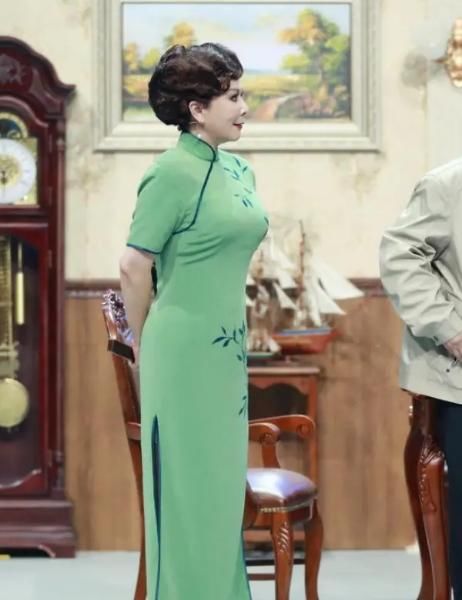  配白|蔡明真的老了，穿格纹衬衫配白裤子亮相，眼部皱纹暴露真实年龄