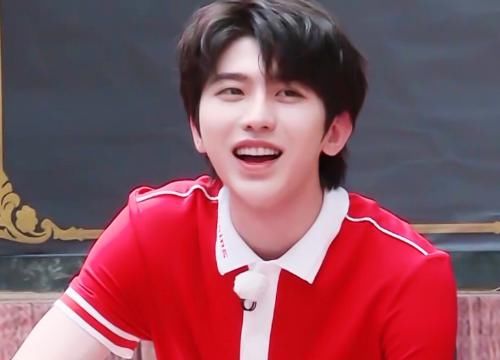  祖儿摔倒|宋祖儿狼狈倒地，蔡徐坤为她抱不平，谁注意美岐的反应？镜头拍着呢