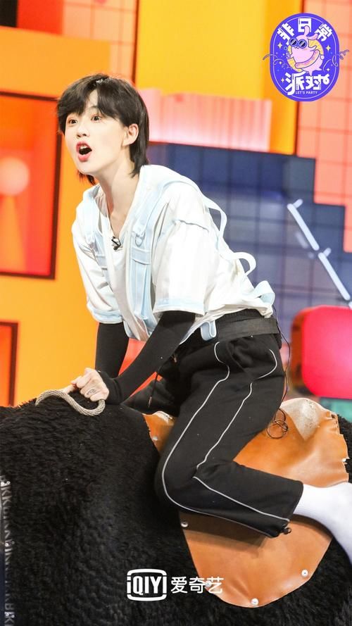  谢可寅|THE9迷惑行为大赏 刘雨昕尝试网兜套头谢可寅解锁倒骑牛