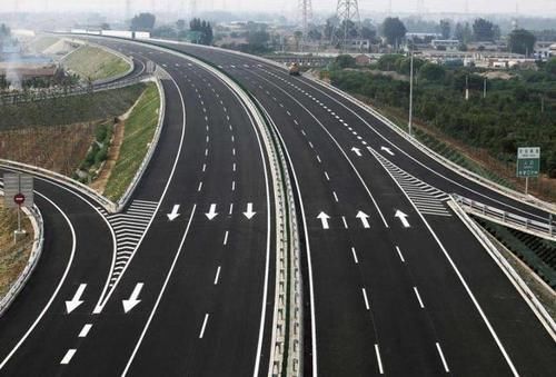  工具|小伙下班觉得路太堵，拿着工具下了车，“一顿操作猛如虎”