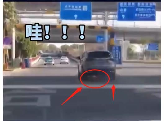  宝骏|高速偶遇宝骏起火，一路火光带白烟，路人猛按喇叭