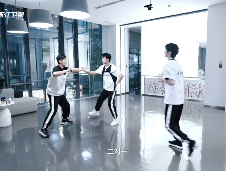  蔡徐坤|《奔跑吧》最新一期看点多，吴磊、蔡徐坤撕名牌，沙溢直呼不公平