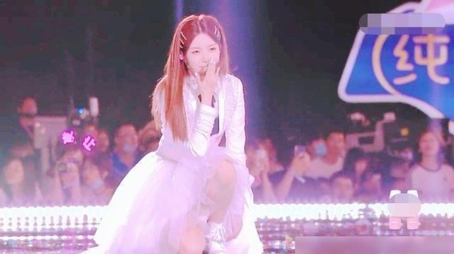 下意识|陈卓璇出道后赵粤、王艺瑾却在偷笑,她下意识的动作太打脸了