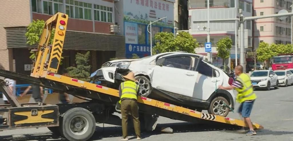  金山|金山大桥一小轿车撞倒护栏后翻车，所幸事故未造成人员伤亡