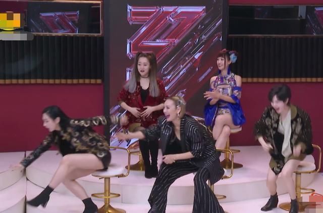  喜爱|王霏霏观众喜爱度第一，我却注意队友们反应，团队感情好坏很明显