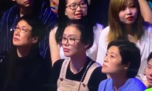  录制|《脱口秀大会》录制现场，女明星素颜空降观众席，状态恢复不少