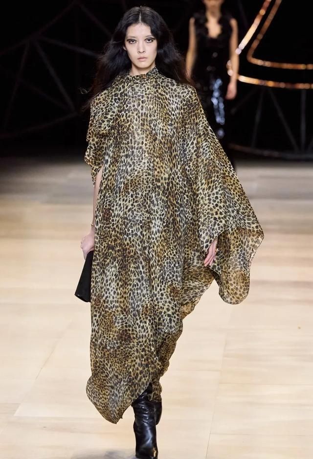 裙子|早秋最美的5条裙子，可以安排了