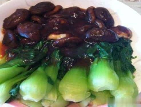  韭菜|韭菜鸡蛋饼，小土豆红烧肉，西芹炒牛肉，浇汁香菇油菜的做法