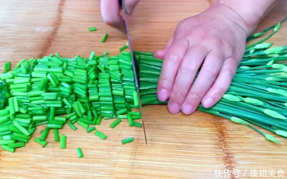 上市|秋天,用此菜炒鸡蛋,比韭菜还要香,2块钱一斤,目前正是上市季