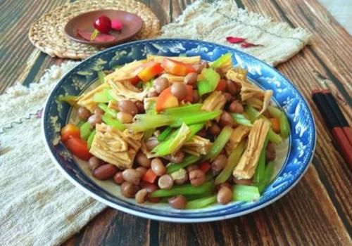 好吃|调凉菜,只加生抽是外行!教你万能凉拌汁,酸辣爽口,调啥都好吃