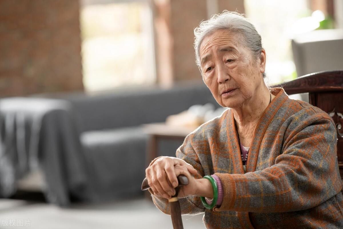 女人年过50身体就不如以前了(女人过50就老了？若您身体没有5个表现，或许说明您依旧年轻)
