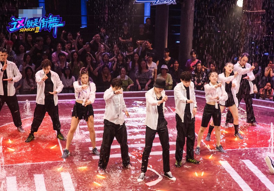  兴起|《街舞3》彩排，王一博上蹿下跳玩得兴起，摆pose暴露腿毛