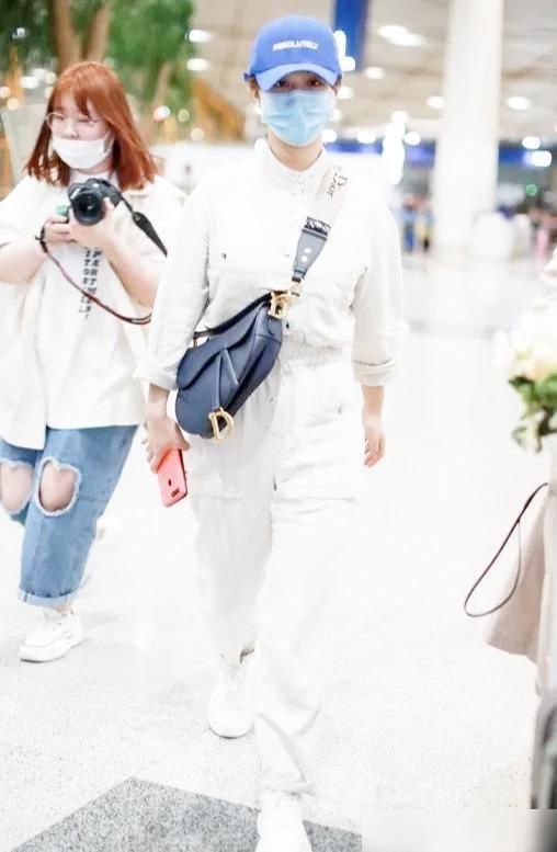 白色|杨紫参加完百花奖后，白色工装连体裤出镜，干净利落！