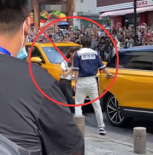 动作|蔡徐坤为baby开车门,谁注意了baby的下意识动作?修养不是装出来的