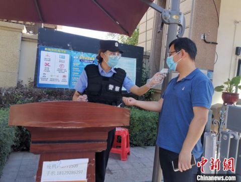 奋战|双警夫妻一再推迟婚礼奋战疫情一线：“婚礼延期但幸福不会延期”（图）