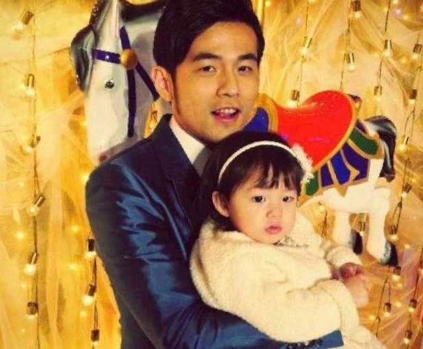  拥有|《爸哪儿》小泡芙长大了！7岁拥有大长腿，公园练单杠秒变女汉子