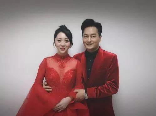 云飞|拿下《星光大道》亚军就抛妻弃女,转身迎娶小娇妻,云飞很渣男