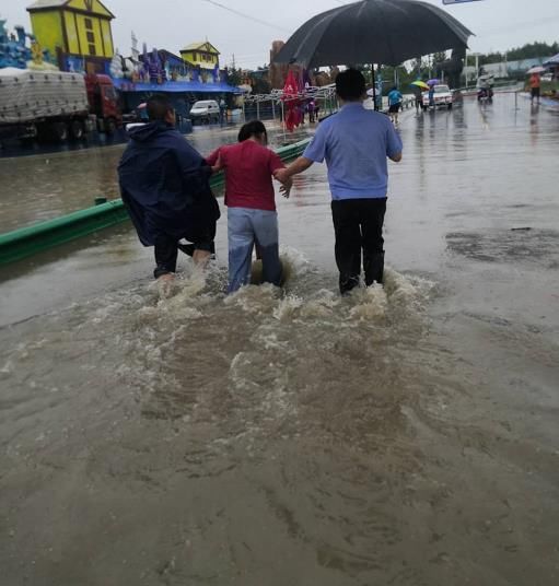 暴雨|救援！抢险！岗集派出所在暴雨中逆向前行