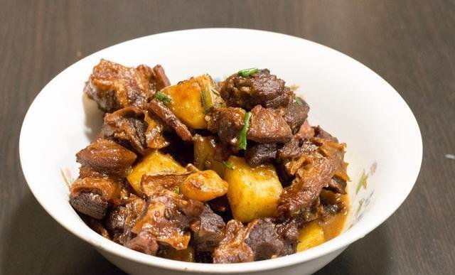 吃饭|周末亲戚来家里吃饭,弟媳下厨做了11道菜,大伙吃了一锅米饭