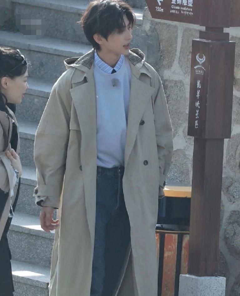  成毅|《跑男》黄河篇路透！成毅皮衣造型清爽，看清蔡徐坤校园男神没跑了