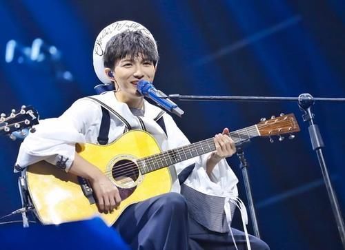  观众|接地气不是装的！周深上花店买花，对店员说的这句话引热议