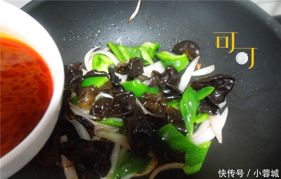简单|木耳与这两样食材搭配一起炒,简单好吃营养平衡,冬天要多吃