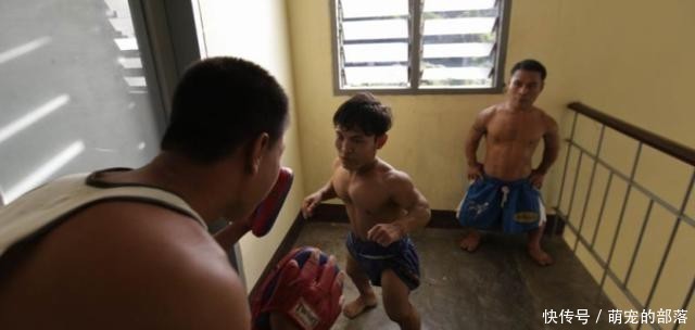  男孩|缅甸17岁男孩看上去只有6岁！高考时，连监考老师都跑来合影