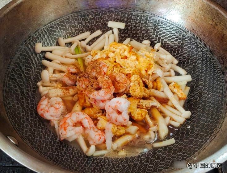  炒炒|秋季吃鱼吃肉不如吃虾，简单炒炒真鲜美，五分钟就出锅，孩子喜欢