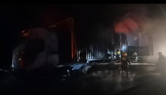  半挂车|又一辆半挂车自燃，整条高速被照亮……