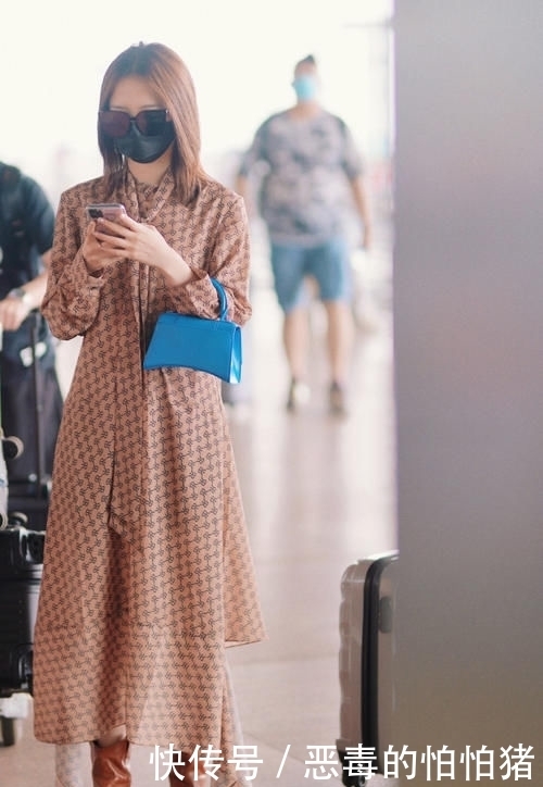 配焦|孟美岐不愧是第一名出道的,穿印花长裙配焦糖色短靴,时髦霸气