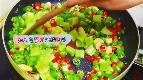  自制|好吃到停不下来的花椒鸡，又麻又辣，配一口自制咸菜，绝了！