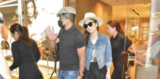  网红|55岁郭富城带娇妻逛街，同框看不出年龄差，方媛从网红蜕变成贵妇