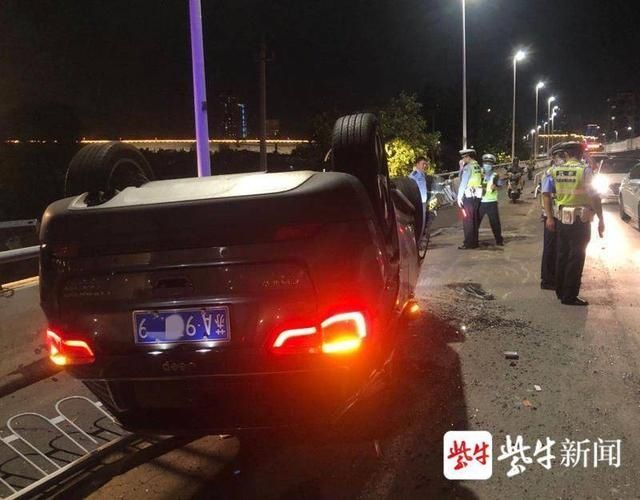  四脚朝天|女司机疲劳驾驶，撞上隔离护栏后“四脚朝天”