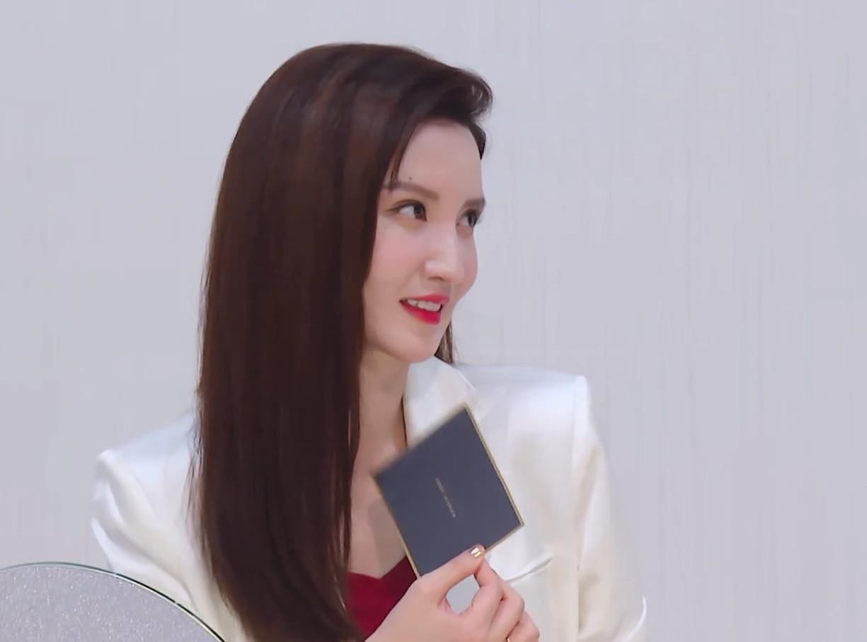  海陆|海陆细心为金莎剥虾，和第一期低情商表现截然相反，引起观众热议