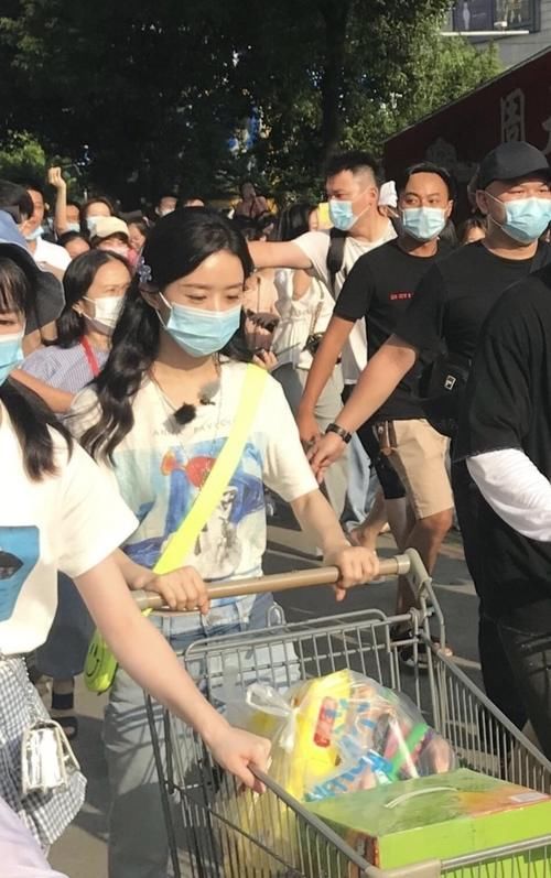  造型|赵丽颖《中餐厅》路透，穿t恤配牛仔裤清新少女，笑脸包撞款杨幂